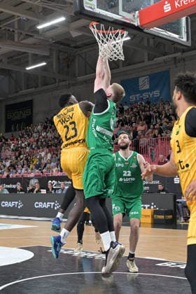 Melkisedek Kwaku Moreaux Tigers Tuebingen, 23 in duel with Jonas Niedermanner EPG Baskets Koblenz, 09 Tigers Tuebingen vs EPG Baskets Koblenz Basketball, 2 Barmer Basketball Bundesliga, 32 Matchday, Season 2025 2026, 18 04 2026 Tigers Tuebingen vs EPG Baskets Koblenz Basketball, 2 Barmer Basketball Bundesliga, 32 Matchday, Season 2025 2026, 18 04 2026 Tuebingen Copyright: xEibner-Pressefoto TobiasxBaurx EP_TBR
