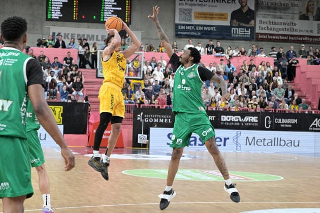 Isaiah Jevon Sanders Tigers Tuebingen, 10 in duel with Decorian Jeffries EPG Baskets Koblenz, 00 Tigers Tuebingen vs EPG Baskets Koblenz Basketball, 2 Barmer Basketball Bundesliga, 32 Matchday, Season 2025 2026, 18 04 2026 Tigers Tuebingen vs EPG Baskets Koblenz Basketball, 2 Barmer Basketball Bundesliga, 32 Matchday, Season 2025 2026, 18 04 2026 Tuebingen Copyright: xEibner-Pressefoto TobiasxBaurx EP_TBR