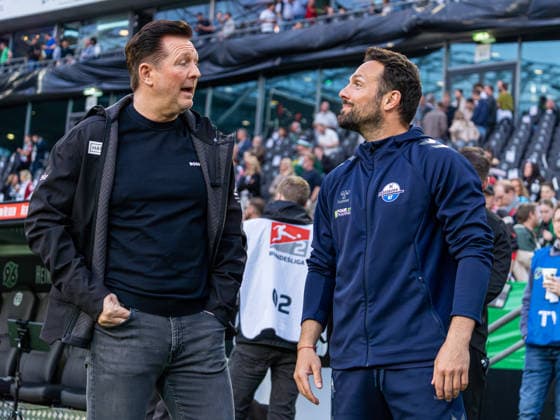 Christian Titz Hannover 96, Coach and Ralf Kettemann SC Paderborn, Coach talk and laugh together Hannover 96 vs SC Paderborn, Football, 2 Bundesliga, Matchday 30, Season 2025 2026, 18 04 2026 DFL REGULATIONS PROHIBIT ANY USE OF PHOTOGRAPHS AS IMAGE SEQUENCES AND OR QUASI VIDEO, Hannover 96 vs SC Paderborn, Football, 2 Bundesliga, Matchday 30, Season 2025 2026, 18 04 2026 Hannover Copyright: xEibner-Pressefoto Kruczynskix EP_DKI