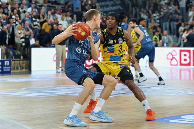 from left in duel, Niklas Wuerzner MLP Academics Heidelberg, 02 ,Stef Smith MHP Ludwigsburg Riesen, 3 GER, MLP Academics Heidelberg vs MHP Riesen Ludwigsburg, Basketball, easycredit Basketball Bundesliga, Matchday 30, Season, 2025 2026, 18 04 2026 GER, MLP Academics Heidelberg vs MHP Riesen Ludwigsburg, Basketball, easycredit Basketball Bundesliga, Matchday 30, Season, 2025 2026, 18 04 2026 Heidelberg Copyright: xEibner-Pressefoto JoergxHirschx EP_JHH