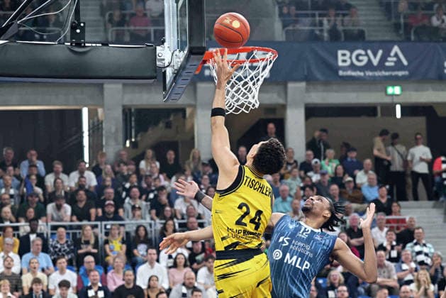v li Brandon Tischler MHP Ludwigsburg Riesen, 24 at the dunk against Osun Osunniyi MLP Academics Heidelberg, 12 GER, MLP Academics Heidelberg vs MHP Riesen Ludwigsburg, Basketball, easycredit Basketball Bundesliga, Matchday 30, Season, 2025 2026, 18 04 2026 GER, MLP Academics Heidelberg vs MHP Riesen Ludwigsburg, Basketball, easycredit Basketball Bundesliga, Matchday 30, Season, 2025 2026, 18 04 2026 Heidelberg Copyright: xEibner-Pressefoto JoergxHirschx EP_JHH