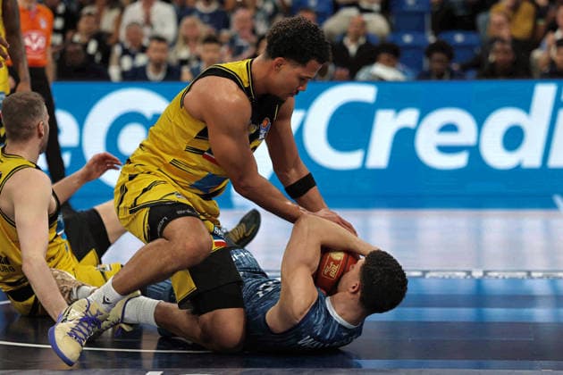 from left in duel, Brandon Tischler MHP Ludwigsburg Riesen, 24 , Samuell Williamson MLP Academics Heidelberg, 10 GER, MLP Academics Heidelberg vs MHP Riesen Ludwigsburg, Basketball, easycredit Basketball Bundesliga, Matchday 30, Season, 2025 2026, 18 04 2026 GER, MLP Academics Heidelberg vs MHP Riesen Ludwigsburg, Basketball, easycredit Basketball Bundesliga, Matchday 30, Season, 2025 2026, 18 04 2026 Heidelberg Copyright: xEibner-Pressefoto JoergxHirschx EP_JHH
