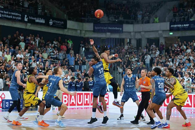 Start of the game in the SNP Dome Osun Osunniyi MLP Academics Heidelberg, 12 fights for the ball GER, MLP Academics Heidelberg vs MHP Riesen Ludwigsburg, Basketball, easycredit Basketball Bundesliga, Matchday 30, Season, 2025 2026, 18 04 2026 GER, MLP Academics Heidelberg vs MHP Riesen Ludwigsburg, Basketball, easycredit Basketball Bundesliga, Matchday 30, Season, 2025 2026, 18 04 2026 Heidelberg Copyright: xEibner-Pressefoto JoergxHirschx EP_JHH