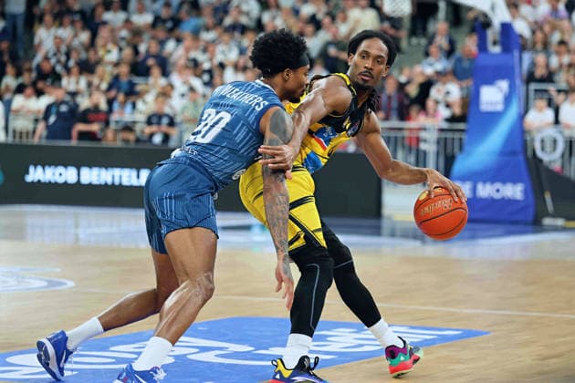 v li Michael Weathers MLP Academics Heidelberg, 20 , Terrell Harris MHP Ludwigsburg Riesen, 8 GER, MLP Academics Heidelberg vs MHP Riesen Ludwigsburg, Basketball, easycredit Basketball Bundesliga, Matchday 30, Season, 2025 2026, 18 04 2026 GER, MLP Academics Heidelberg vs MHP Riesen Ludwigsburg, Basketball, easycredit Basketball Bundesliga, Matchday 30, Season, 2025 2026, 18 04 2026 Heidelberg Copyright: xEibner-Pressefoto JoergxHirschx EP_JHH