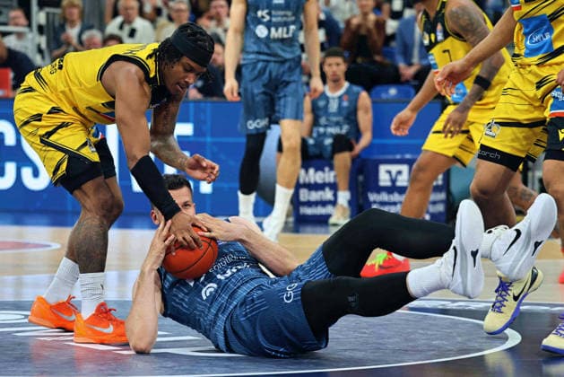 v li in duel, Terrell Harris MHP Ludwigsburg Riesen, 8 against Paul Zipser MLP Academics Heidelberg, 09 GER, MLP Academics Heidelberg vs MHP Riesen Ludwigsburg, Basketball, easycredit Basketball Bundesliga, Matchday 30, Season, 2025 2026, 18 04 2026 GER, MLP Academics Heidelberg vs MHP Riesen Ludwigsburg, Basketball, easycredit Basketball Bundesliga, Matchday 30, Season, 2025 2026, 18 04 2026 Heidelberg Copyright: xEibner-Pressefoto JoergxHirschx EP_JHH