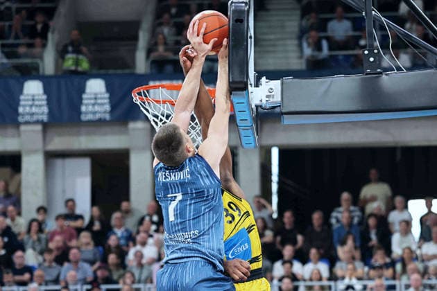 from left in a duel directly at the basket , Dusan Neskovic MLP Academics Heidelberg, 07 , Maxwell Dongmo Temoka MHP Ludwigsburg Riesen, 39 GER, MLP Academics Heidelberg vs MHP Riesen Ludwigsburg, Basketball, easycredit Basketball Bundesliga, Matchday 30, Season, 2025 2026, 18 04 2026 GER, MLP Academics Heidelberg vs MHP Riesen Ludwigsburg, Basketball, easycredit Basketball Bundesliga, Matchday 30, Season, 2025 2026, 18 04 2026 Heidelberg Copyright: xEibner-Pressefoto JoergxHirschx EP_JHH
