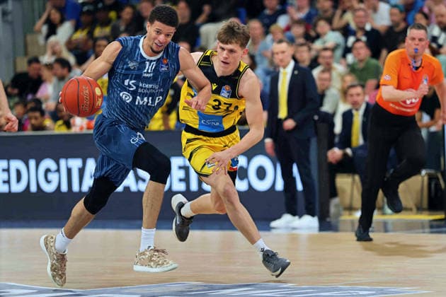 Sport Bilder des Tages v.li.Samuell Williamson (MLP Academics Heidelberg, 10), Julis Baumer (MHP Ludwigsburg Riesen, 37) GER, MLP Academics Heidelberg vs. MHP Riesen Ludwigsburg, Basketball, easycredit Basketball Bundesliga, 30.Spieltag, Saison, 2025 2026, 18.04.2026 GER, MLP Academics Heidelberg vs. MHP Riesen Ludwigsburg, Basketball, easycredit Basketball Bundesliga, 30.Spieltag, Saison, 2025 2026, 18.04.2026 Heidelberg *** v li Samuell Williamson MLP Academics Heidelberg, 10 , Julis Baumer MHP Ludwigsburg Riesen, 37 GER, MLP Academics Heidelberg vs MHP Riesen Ludwigsburg, Basketball, easycredit Basketball Bundesliga, Matchday 30, Season, 2025 2026, 18 04 2026 GER, MLP Academics Heidelberg vs MHP Riesen Ludwigsburg, Basketball, easycredit Basketball Bundesliga, Matchday 30, Season, 2025 2026, 18 04 2026 Heidelberg Copyright: xEibner-Pressefoto JoergxHirschx EP_JHH