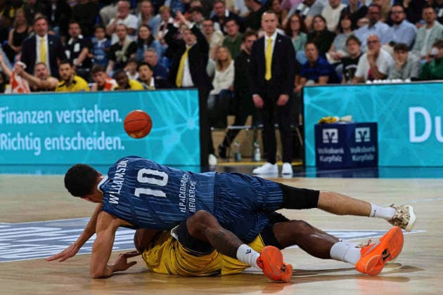 v li in duel, Samuell Williamson MLP Academics Heidelberg, 10 , Terrell Harris MHP Ludwigsburg Riesen, 8 on the floor GER, MLP Academics Heidelberg vs MHP Riesen Ludwigsburg, Basketball, easycredit Basketball Bundesliga, Matchday 30, Season, 2025 2026, 18 04 2026 GER, MLP Academics Heidelberg vs MHP Riesen Ludwigsburg, Basketball, easycredit Basketball Bundesliga, Matchday 30, Season, 2025 2026, 18 04 2026 Heidelberg Copyright: xEibner-Pressefoto JoergxHirschx EP_JHH