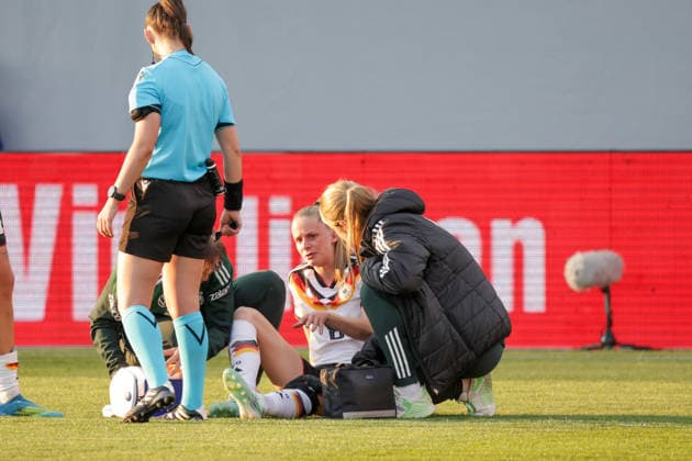 18 04 2026, xgrfx, football world cup qualification women, Austria Germany v l injury, Vivien Endemann German womens national team DFL DFB REGULATIONS PROHIBIT ANY USE OF PHOTOGRAPHS as IMAGE SEQUENCES and or QUASI VIDEO Ried