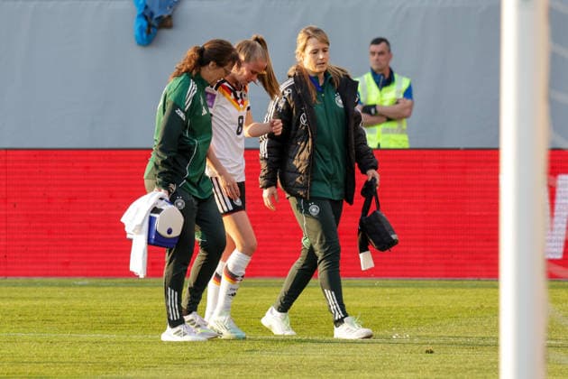 18 04 2026, xgrfx, football world cup qualification women, Austria Germany v l injury, Vivien Endemann German womens national team DFL DFB REGULATIONS PROHIBIT ANY USE OF PHOTOGRAPHS as IMAGE SEQUENCES and or QUASI VIDEO Ried