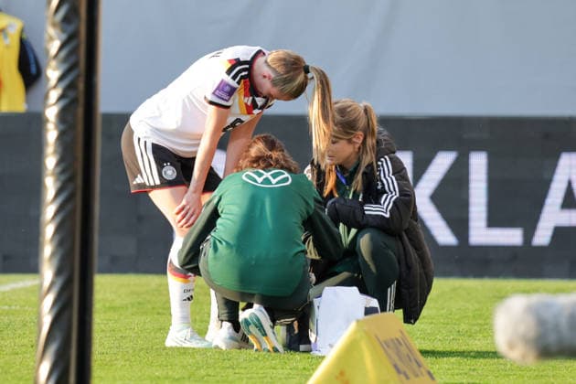 18 04 2026, xgrfx, football world cup qualification women, Austria Germany v l injury, Vivien Endemann German womens national team DFL DFB REGULATIONS PROHIBIT ANY USE OF PHOTOGRAPHS as IMAGE SEQUENCES and or QUASI VIDEO Ried