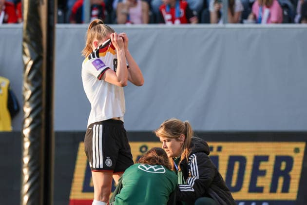 18 04 2026, xgrfx, football world cup qualification women, Austria Germany v l injury, Vivien Endemann German womens national team DFL DFB REGULATIONS PROHIBIT ANY USE OF PHOTOGRAPHS as IMAGE SEQUENCES and or QUASI VIDEO Ried