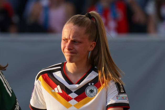 18 04 2026, xgrfx, football world cup qualification women, Austria Germany v l injury, Vivien Endemann German womens national team DFL DFB REGULATIONS PROHIBIT ANY USE OF PHOTOGRAPHS as IMAGE SEQUENCES and or QUASI VIDEO Ried