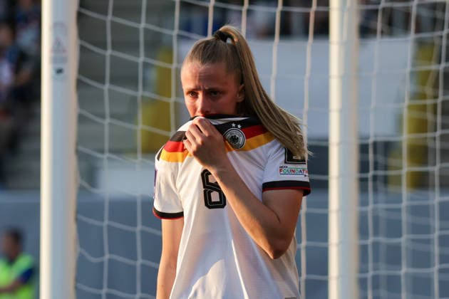 18 04 2026, xgrfx, football world cup qualification women, Austria Germany v l injury, Vivien Endemann German womens national team DFL DFB REGULATIONS PROHIBIT ANY USE OF PHOTOGRAPHS as IMAGE SEQUENCES and or QUASI VIDEO Ried