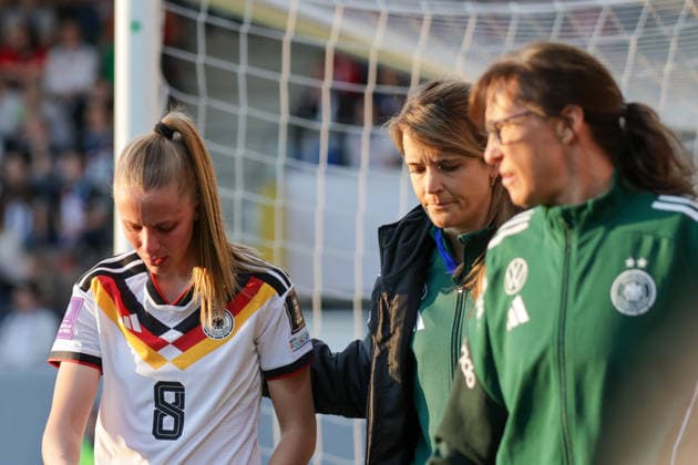 18 04 2026, xgrfx, football world cup qualification women, Austria Germany v l injury, Vivien Endemann German womens national team DFL DFB REGULATIONS PROHIBIT ANY USE OF PHOTOGRAPHS as IMAGE SEQUENCES and or QUASI VIDEO Ried