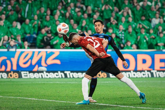 2 Bundesliga Hannover 96 vs SC Paderborn, 18 04 2026 Waniss Taïbi Hannover 96, 26 vs Raphael Obermair SC Paderborn 07, 23 Soccer, 2 Bundesliga, Matchday 30 Hannover 96 vs SC Paderborn on 18 04 2026 at Heinz von Heiden Arena, Hannover DFL REGULATIONS PROHIBIT ANY USE OF PHOTOGRAPHS AS IMAGE SEQUENCES AND OR QUASI VIDEO Copyright: xBEAUTIFULxSPORTS Tonhäuserx