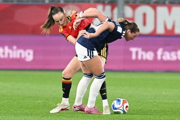 Sport Bilder des Tages Belgium s Sari Kees and Scotland s Kathleen McGovern pictured in action during a soccer game between Belgium s national women s team the Red Flames and Scotland, on Saturday 18 April 2026 in Leuven, in the fourth of six games of the qualifiers for the 2027 FIFA Women s World Cup. JILLxDELSAUX  x171262937x