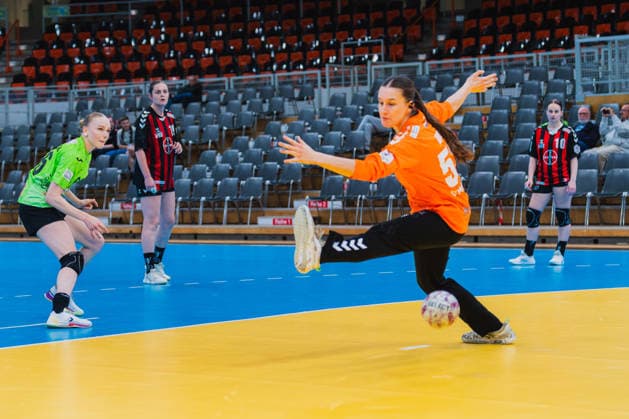 Alissa Katarina Werle Fuechse Berlin, 66 throws a 7-meter, Denise Mol TSV Bayer 04 Leverkusen, 19 , Merle Muth TSV Bayer 04 Leverkusen, 52 holds with her foot, Sophia Cormann TSV Bayer 04 Leverkusen, 10 TSV Bayer 04 Leverkusen vs Fuechse Berlin, Handball, 2 Handball Bundesliga, 24 Matchday, Season 2025 26, 18 04 2026, TSV Bayer 04 Leverkusen vs Fuechse Berlin, Handball, 2 HBL, 24 Matchday, Season 2025 26, 18 04 2026 Leverkusen Copyright: xEibner-Pressefoto LukasxBaldygax EP_LBA