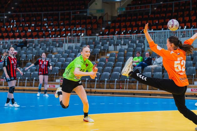 Alissa Katarina Werle Fuechse Berlin, 66 misses a 7-meter throw against Merle Muth TSV Bayer 04 Leverkusen, 52 TSV Bayer 04 Leverkusen vs Fuechse Berlin, Handball, 2 Handball Bundesliga, 24 Matchday, Season 2025 26, 18 04 2026, TSV Bayer 04 Leverkusen vs Fuechse Berlin, Handball, 2 HBL, 24 Matchday, Season 2025 26, 18 04 2026 Leverkusen Copyright: xEibner-Pressefoto LukasxBaldygax EP_LBA