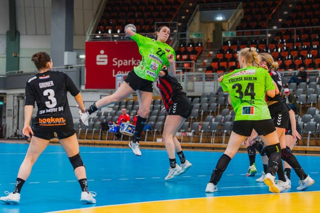 Dana Gruner TSV Bayer 04 Leverkusen, 03 , Nomi in de Braekt Fuechse Berlin, 27 on a jump shot covered by Denise Mol TSV Bayer 04 Leverkusen, 19 , Jonna Schaube Fuechse Berlin, 34 in a duel with Annika Ingenpaß TSV Bayer 04 Leverkusen, 02 TSV Bayer 04 Leverkusen vs Fuechse Berlin, Handball, 2 Handball Bundesliga, 24 Matchday, Season 2025 26, 18 04 2026, TSV Bayer 04 Leverkusen vs Fuechse Berlin, Handball, 2 HBL, 24 Matchday, Season 2025 26, 18 04 2026 Leverkusen Copyright: xEibner-Pressefoto LukasxBaldygax EP_LBA
