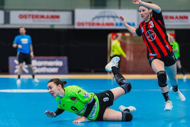 Anais Gouveia Fuechse Berlin, 09 chases the ball, Dana Gruner TSV Bayer 04 Leverkusen, 03 TSV Bayer 04 Leverkusen vs Fuechse Berlin, Handball, 2 Handball Bundesliga, 24 Matchday, Season 2025 26, 18 04 2026, TSV Bayer 04 Leverkusen vs Fuechse Berlin, Handball, 2 HBL, 24 Matchday, Season 2025 26, 18 04 2026 Leverkusen Copyright: xEibner-Pressefoto LukasxBaldygax EP_LBA