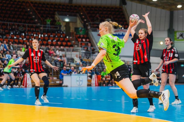 Astrid Richartz TSV Bayer 04 Leverkusen, 06 , Jonna Schaube Fuechse Berlin, 34 on jump shot, Annika Ingenpaß TSV Bayer 04 Leverkusen, 02 comes too late TSV Bayer 04 Leverkusen vs Fuechse Berlin, Handball, 2 Handball Bundesliga, 24 Matchday, Season 2025 26, 18 04 2026, TSV Bayer 04 Leverkusen vs Fuechse Berlin, Handball, 2 HBL, 24 Matchday, Season 2025 26, 18 04 2026 Leverkusen Copyright: xEibner-Pressefoto LukasxBaldygax EP_LBA