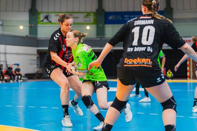 Denise Mol TSV Bayer 04 Leverkusen, 19 in duel with Leoni Baßiner Fuechse Berlin, 77 Sophia Cormann TSV Bayer 04 Leverkusen, 10 TSV Bayer 04 Leverkusen vs Fuechse Berlin, Handball, 2 Handball Bundesliga, 24 Matchday, Season 2025 26, 18 04 2026, TSV Bayer 04 Leverkusen vs Fuechse Berlin, Handball, 2 HBL, 24 Matchday, Season 2025 26, 18 04 2026 Leverkusen Copyright: xEibner-Pressefoto LukasxBaldygax EP_LBA