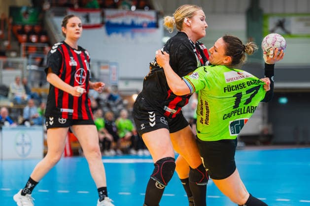 Denise Mol TSV Bayer 04 Leverkusen, 19 , Annika Ingenpaß TSV Bayer 04 Leverkusen, 02 in duel with Angela Cappellaro Fuechse Berlin, 17 TSV Bayer 04 Leverkusen vs Fuechse Berlin, Handball, 2 Handball Bundesliga, 24 Matchday, Season 2025 26, 18 04 2026, TSV Bayer 04 Leverkusen vs Fuechse Berlin, Handball, 2 HBL, 24 Matchday, Season 2025 26, 18 04 2026 Leverkusen Copyright: xEibner-Pressefoto LukasxBaldygax EP_LBA