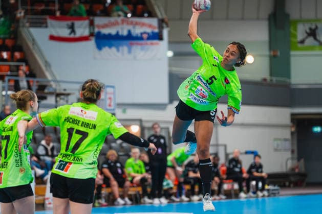 Naomi Conze Fuechse Berlin, 05 on jump shot TSV Bayer 04 Leverkusen vs Fuechse Berlin, Handball, 2 Handball Bundesliga, 24 Matchday, Season 2025 26, 18 04 2026, TSV Bayer 04 Leverkusen vs Fuechse Berlin, Handball, 2 HBL, 24 Matchday, Season 2025 26, 18 04 2026 Leverkusen Copyright: xEibner-Pressefoto LukasxBaldygax EP_LBA