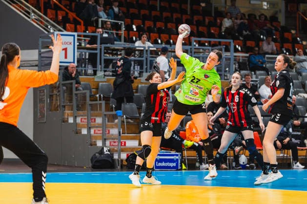 Dana Gruner TSV Bayer 04 Leverkusen, 03 wants to prevent a throw from Nomi in de Braekt Fuechse Berlin, 27, Astrid Richartz TSV Bayer 04 Leverkusen, 06 , Denise Mol TSV Bayer 04 Leverkusen, 19 TSV Bayer 04 Leverkusen vs Fuechse Berlin, Handball, 2 Handball Bundesliga, 24 Matchday, Season 2025 26, 18 04 2026, TSV Bayer 04 Leverkusen vs Fuechse Berlin, Handball, 2 HBL, 24 Matchday, Season 2025 26, 18 04 2026 Leverkusen Copyright: xEibner-Pressefoto LukasxBaldygax EP_LBA