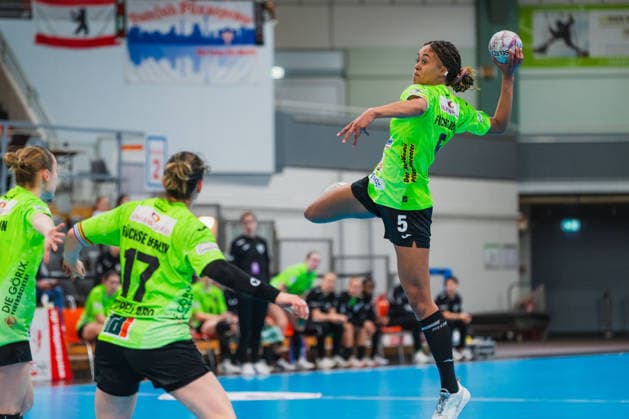 Naomi Conze Fuechse Berlin, 05 on jump shot TSV Bayer 04 Leverkusen vs Fuechse Berlin, Handball, 2 Handball Bundesliga, 24 Matchday, Season 2025 26, 18 04 2026, TSV Bayer 04 Leverkusen vs Fuechse Berlin, Handball, 2 HBL, 24 Matchday, Season 2025 26, 18 04 2026 Leverkusen Copyright: xEibner-Pressefoto LukasxBaldygax EP_LBA
