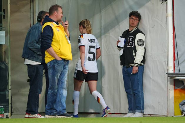 Ried im Innkreis, Austria 18 April 2026 Womens World Cup qualifier Austria vs Germany International match In the picture from left third Janina Minge Germany sees the red card after an emergency brake on Julia Hickelsberger Austria , not in the picture, and is sent off Copyright: HMBxMedia MadeleinexFantini