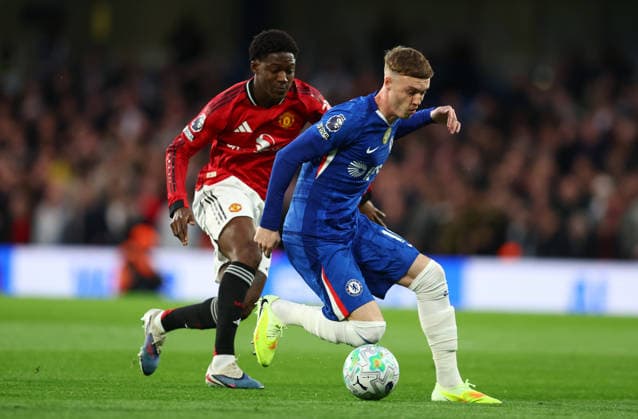 London, England, 18th April 2026. Cole Palmer of Chelsea with the ball ahead of Kobbie Mainoo of Manchester United, ManU during the Chelsea vs Manchester United Premier League match at Stamford Bridge, London. Picture credit should read: Paul Terry Sportimage EDITORIAL USE ONLY. No use with unauthorised audio, video, data, fixture lists, club league logos or live services. Online in-match use limited to 120 images, no video emulation. No use in betting, games or single club league player publications. SPI_024_PT_Chelsea_Man_Utd SPI-4701-0024