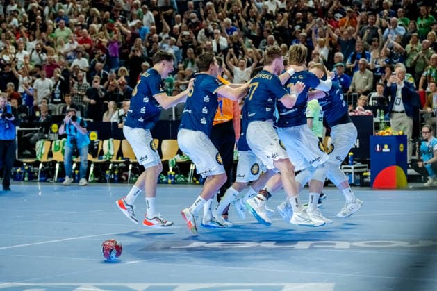 Cologne, 18 04 2026, Handball, Men, Lidl Final4, DHB Cup, Semi-final, Bergischer HC SC Magdeburg The team storms on Noah Beyer Bergischer HC, 2 to Cologne Lanxess Arena NRW Germany