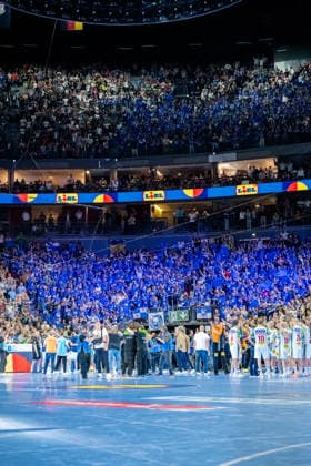 Cologne, 18 04 2026, Handball, Men, Lidl Final4, DHB Pokal, Semi-final, Bergischer HC SC Magdeburg The BHC team in front of their fan curve after reaching the final Cologne Lanxess Arena NRW Germany