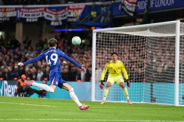 Sport Bilder des Tages Alejandro Garnacho of Chelsea misses a chance on goal Chelsea v Manchester United, ManU Football, Premier League, Stamford Bridge, London, UK - 18 04 2026 EDITORIAL USE ONLY No use with unauthorised audio, video, data, fixture lists, club league logos or live services. Online in-match use limited to 120 images, no video emulation. No use in betting, games or single club league player publications.  Copyright: xAnthonyxHanc Shutterstockx 16835348as