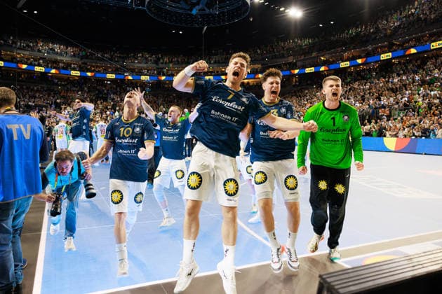 The BHC players celebrate reaching the final of the DHB Cup, jubilation, joy, passion, success, emotion, enthusiasm, positive emotions, Fynn HANGSTEIN Bergischer HC 06, 10 , Lukas BECHER Bergischer HC 06, 07 , Soeren STEINHAUS Bergischer HC 06, 53 , Christopher RUDECK Bergischer HC 06, 01 GER, Bergischer HC vs SC Magdeburg, handball, DHB Cup, LIDL Final4, semi-final, 2025 2026 season, 18 04 2026, GER, Bergischer HC vs SC Magdeburg, handball, DHB Cup, LIDL Final4, semi-final, 2025 2026 season, 18 04 2026, Cologne Copyright: xEibnerxPressefoto OliverxSchmidtx EP_OST