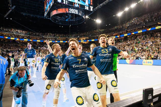 The BHC players celebrate reaching the final of the DHB Cup, jubilation, joy, passion, success, emotion, enthusiasm, positive emotions, Fynn HANGSTEIN Bergischer HC 06, 10 , Lukas BECHER Bergischer HC 06, 07 , Soeren STEINHAUS Bergischer HC 06, 53 , Christopher RUDECK Bergischer HC 06, 01 GER, Bergischer HC vs SC Magdeburg, handball, DHB Cup, LIDL Final4, semi-final, 2025 2026 season, 18 04 2026, GER, Bergischer HC vs SC Magdeburg, handball, DHB Cup, LIDL Final4, semi-final, 2025 2026 season, 18 04 2026, Cologne Copyright: xEibnerxPressefoto OliverxSchmidtx EP_OST