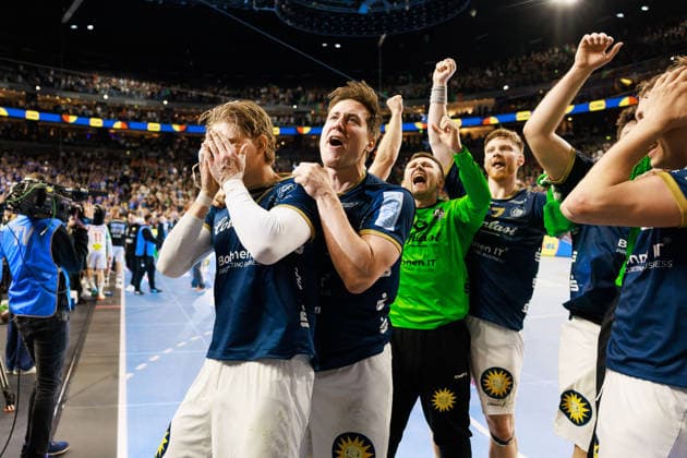 Sport Bilder des Tages Die Spieler des BHC feiern den Einzug ins Finale des DHB-Pokals, Jubel, Freude, Leidenschaft, Erfolg, Emotion, Begeisterung, positive Emotionen, Kim VOSS-FELS (Bergischer HC 06, 21), Lars Mitchell KOOIJ (Bergischer HC 06, 15) GER, Bergischer HC vs. SC Magdeburg, Handball, DHB-Pokal, LIDL Final4, Halbfinale, Spielzeit 2025 2026, 18.04.2026, GER, Bergischer HC vs. SC Magdeburg, Handball, DHB-Pokal, LIDL Final4, Halbfinale, Spielzeit 2025 2026, 18.04.2026, Koeln *** The BHC players celebrate reaching the final of the DHB Cup, jubilation, joy, passion, success, emotion, enthusiasm, positive emotions, Kim VOSS FELS Bergischer HC 06, 21 , Lars Mitchell KOOIJ Bergischer HC 06, 15 GER, Bergischer HC vs SC Magdeburg, handball, DHB Cup, LIDL Final4, semi-final, 2025 2026 season, 18 04 2026, GER, Bergischer HC vs SC Magdeburg, handball, DHB Cup, LIDL Final4, semi-final, 2025 2026 season, 18 04 2026, Cologne Copyright: xEibnerxPressefoto OliverxSchmidtx EP_OST