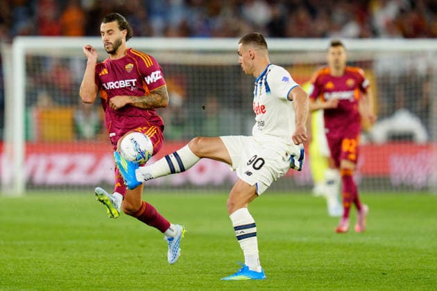 AS Roma v Atalanta BC - Serie A Enilive Mario Hermoso of AS Roma and Nikola Krstovic of Atalanta BC compete for the ball during the serie Serie A Enilive match between AS Roma and Atalanta BC at Stadio Olimpico on April 18, 2026 in Rome, Italy Rome Stadio Olimpico Lazio Italy Copyright: xGiuseppexMaffiax 260418_SerieA_Roma-Atalanta_GM_04857