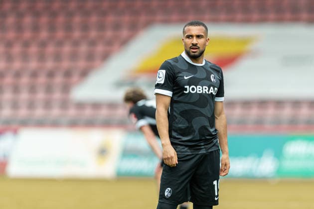 Daniel-Kofi Kyereh (SC Freiburg II) schaut waehrend des spiels der Regionalliga Südwest zwischen KSV Hessen Kassel und SC Freiburg II, Auestadion Kassel am 18. April 2026 in Kassel, Deutschland. (Foto von Mario Hommes DeFodi Images) +++ Daniel-Kofi Kyereh (SC Freiburg II) looks on during the South-West Regional League match between KSV Hessen Kassel and SC Freiburg II at Auestadion Kassel on April 18, 2026 in Kassel, Germany. (Photo by Mario Hommes DeFodi Images) (BILD ZEITUNG OUT) DFB regulations prohibit any use of photographs as image sequences and or quasi-video. - *** Daniel Kofi Kyereh SC Freiburg II looks on during the South West Regional League match between KSV Hessen Kassel and SC Freiburg II at Auestadion Kassel on April 18, 2026 in Kassel, Germany, Germany Photo by Mario Hommes DeFodi Images Daniel Kofi Kyereh SC Freiburg II looks on during the South West Regional League match between KSV Hessen Kassel and SC Freiburg II at Auestadion Kassel on April 18, 2026 in Kassel, Germany Photo by Mario Hommes DeFodi Images BILD ZEITUNG OUT DFB regulations prohibit any use of photographs as image sequences and or quasi video