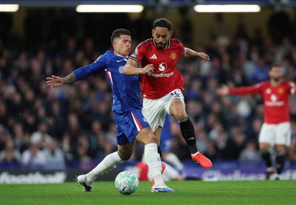 Premier League - Chelsea FC v Manchester United, ManU FC LONDON, ENGLAND, APRIL 18: Enzo Fernandez of Chelsea battles for the ball with Matheus Cunha of Manchester United during the match between Chelsea FC and Manchester United FC in the Premier League match at Stamford Bridge Stadium in London, England, on April 18. (Photo by Daniel Weir) London Stamford Bridge Stadium England Copyright: xDanielxWeir SportsxPressxPhotox Sportspressphoto_SPR132461