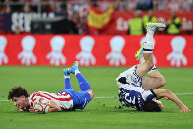 Sport Bilder des Tages Spanish Copa del Rey Final - Atletico de Madrid v Real Sociedad,Estadio De La Cartuja . Julian Alvarez (19) of AtlÃ tico de Madrid and Jon Martin (31) of Real Sociedad in action during the Spanish Copa del Rey Final match between Atletico de Madrid and Real Sociedad at Estadio de La Cartuja on April 18, 2026 in Seville , Spain. Seville Seville , Spain , 18 April 2026. Andalucia Spain Copyright: xloulidiphotox