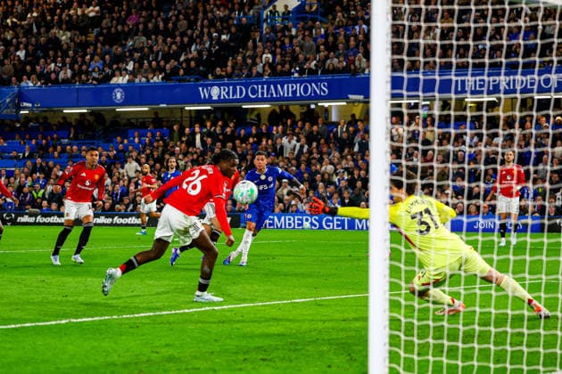 Chelsea v Manchester United, ManU Premier League Enzo Fernandez (8) of Chelsea shoots towards the goalu during the Premier League match between Chelsea and Manchester United at Stamford Bridge, London, UK on 18 April 2026. Editorial use only DataCo restrictions apply See www.football-dataco.com , Copyright: xNigelxKeenex PSI-24104-0039