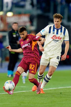 AS Roma v Atalanta BC - Serie A Enilive Stephan El Shaarawy of AS Roma and Giorgio Scalvini of Atalanta BC compete for the ball during the serie Serie A Enilive match between AS Roma and Atalanta BC at Stadio Olimpico on April 18, 2026 in Rome, Italy Rome Stadio Olimpico Lazio Italy Copyright: xGiuseppexMaffiax 260418_SerieA_Roma-Atalanta_GM_06205
