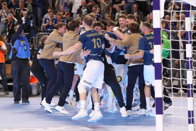 18 04 2026, xgox, Handball DHB Pokal 1 2 Final Bergischer HC SC Magdeburg emspor, v l Bergischer HC celebrating the victory, cheering after the end of the game Cologne