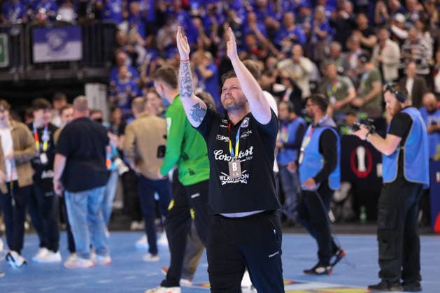 18 04 2026, xgox, Handball DHB Pokal 1 2 Final Bergischer HC SC Magdeburg emspor, f l Arnor Gunnarsson Bergischer HC, coach celebrating the victory, cheering after the end of the game Cologne