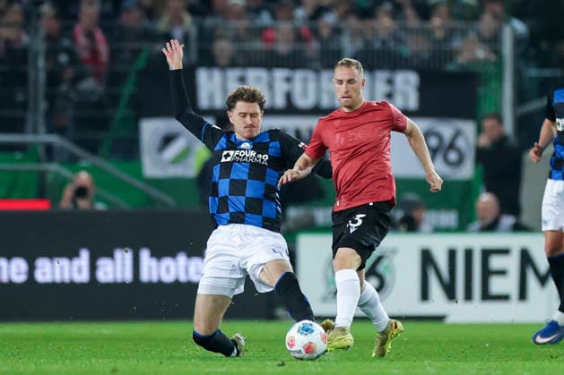 Calvin Brackelmann SC Paderborn 07 and Maurice Neubauer Hannover 96 battle for the ball, 2 Bundesliga, Hannover 96 v SC Paderborn 07, Heinz von Heiden Arena on April 18, 2026 in Hanover, Germany Photo by Marco Steinbrenner DeFodi Images Calvin Brackelmann SC Paderborn 07 and Maurice Neubauer Hannover 96 battle for the ball, 2 Bundesliga, Hannover 96 v SC Paderborn 07, Heinz von Heiden Arena, April 18, 2026 in Hanover, Germany Photo by Marco Steinbrenner DeFodi Images