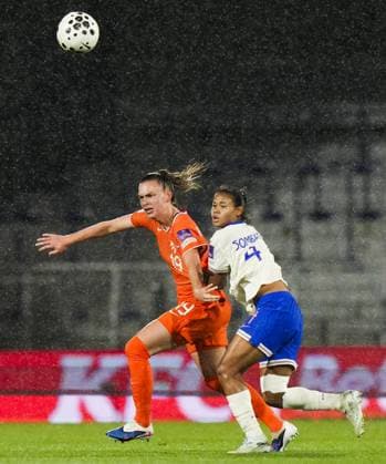 AUXERRE - (lr) RomÃ e Leuchter of the Netherlands, Alice Sombath of France during the World Cup Qualifying match between France (women) and the Netherlands (women) at Stade AbbÃ -Deschamps on 18 April 2026 in Auxerre, France. TOBIAS KLEUVER ANP FIFA Women s World Cup 2027 Qualifier 2025-2026 xVIxANPxSportx xxANPxIVx 556138286 originalFilename: 556138286.jpg