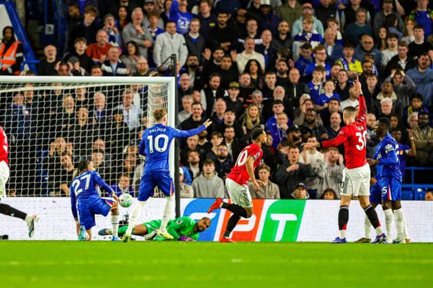 Chelsea v Manchester United, ManU Premier League Goal Matheus Cunha (10) of Manchester United scores a goal and celebrates during the Premier League match between Chelsea and Manchester United at Stamford Bridge, London, UK on 18 April 2026. Editorial use only DataCo restrictions apply See www.football-dataco.com , Copyright: xNigelxKeenex PSI-24104-0047